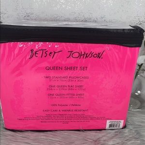 Betsey Johnson Bedding - π Betsey Johnson Skull & Crossbones Sheet Set Betsey Johnson Bedding - π Betsey Johnson Skull & Crossbones Sheet Set